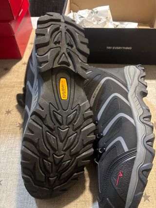 Botas de trabajo y montaña negras y grises