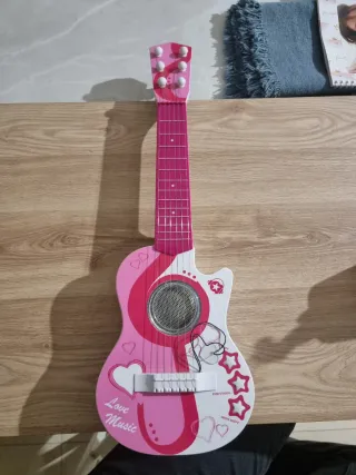 Chitarra giocattolo rosa con suoni a batterie