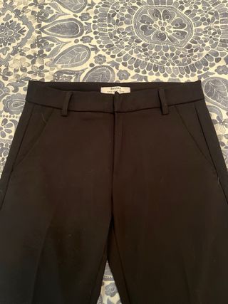 Pantalón de vestir de pinzas y corte pitillo,