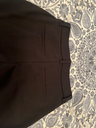 Pantalón de vestir de pinzas y corte pitillo,