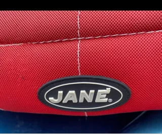 Alzador de niño rojo