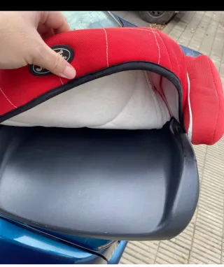 Alzador de niño rojo