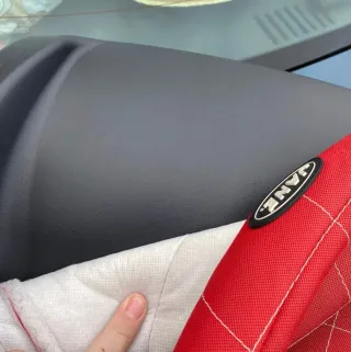 Alzador de niño rojo