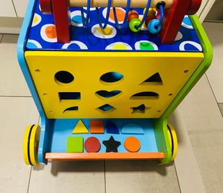 Andador infantil de madera con actividades