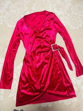 Vestido rosa oscuro de terciopelo con hebilla,