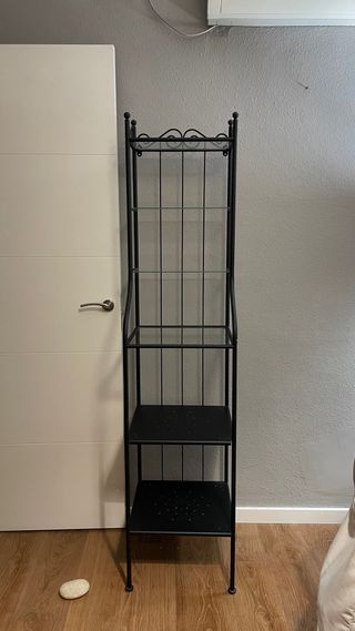 Estantería alta de metal y cristal