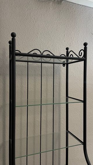 Estantería alta de metal y cristal