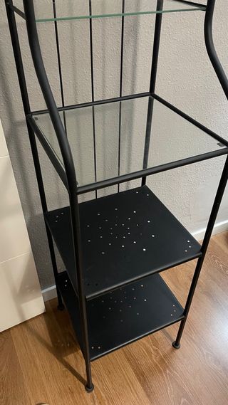 Estantería alta de metal y cristal