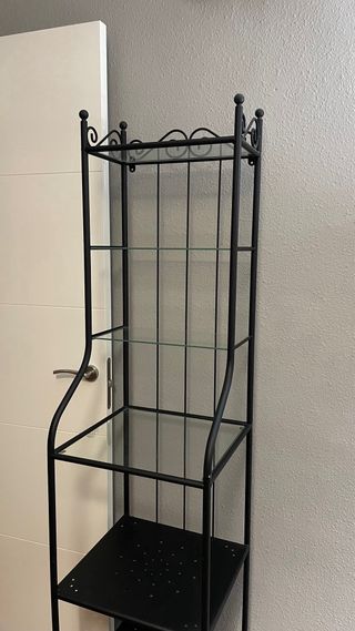 Estantería alta de metal y cristal