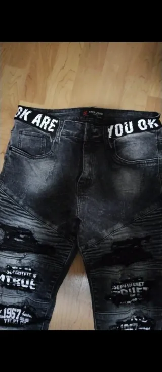 Pantalones vaqueros negros con rotos