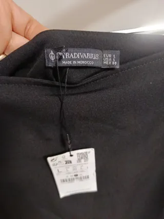 Falda Stradivarius negra con hebilla dorada