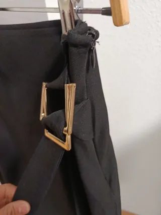 Falda Stradivarius negra con hebilla dorada