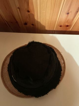Cappello Miu Miu in montone nero