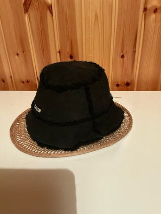 Cappello Miu Miu in montone nero
