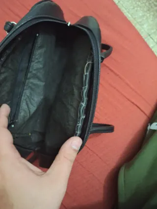 Bolso de mano negro con flores