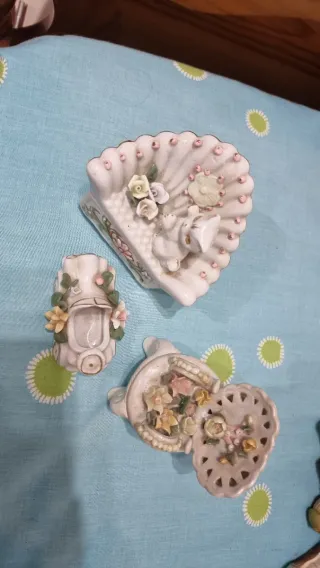 Figuras de porcelana con flores