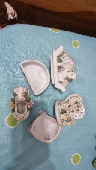 Figuras de porcelana con flores