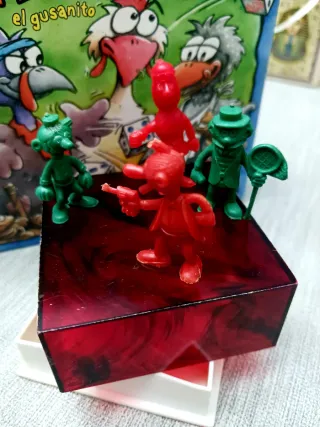 Figuras Dunkin y 2 cómics para Pedro