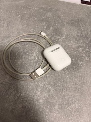 Airpods Blancos con Cable de Carga