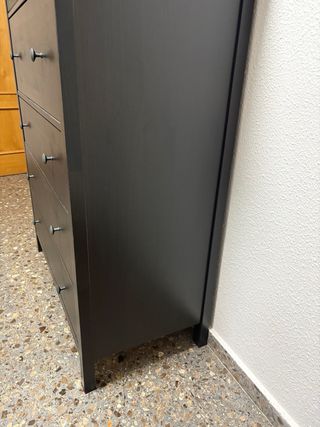 Cómoda de madera oscura con 6 cajones