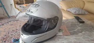 Casco de moto plateado