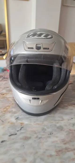 Casco de moto plateado