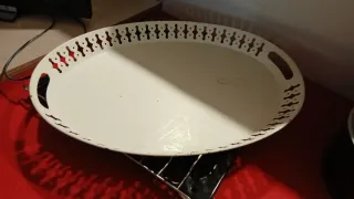 Bandeja ovalada blanca con diseño calado