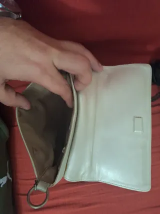 Bolso de mano plateado con cadena