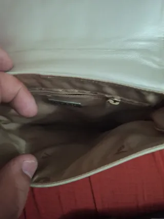 Bolso de mano plateado con cadena