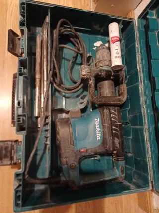Martillo Demoledor Makita con Cinceles