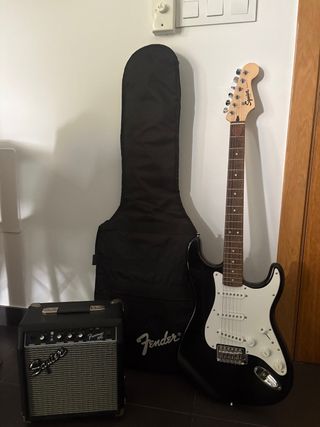 Guitarra Fender Squier Stratocaster + Amplificador
