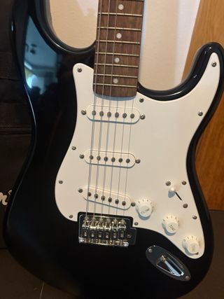 Guitarra Fender Squier Stratocaster + Amplificador