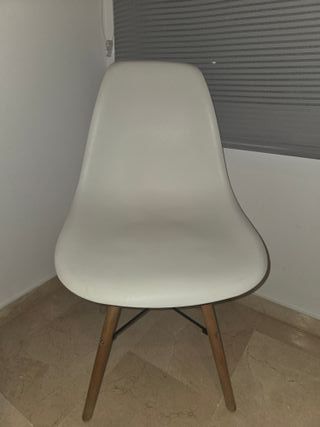 Mesa redonda y 4 sillas las sillad son blancas