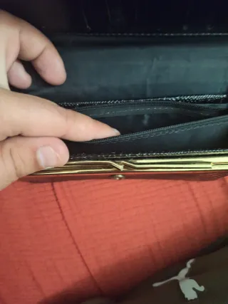 Bolso de mano negro con textura de piel