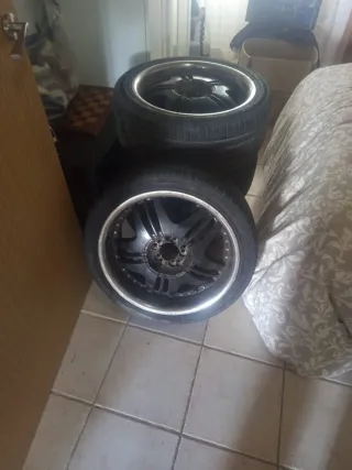 4 llantas con 4 gomas