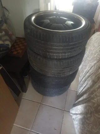 4 llantas con 4 gomas