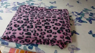 Manta rosa con estampado de leopardo