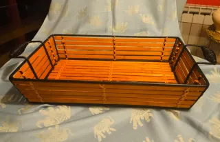 Cesta de bambú y hierro, negra y naranja.