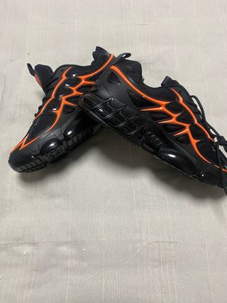 Deportivas Negras y Naranjas