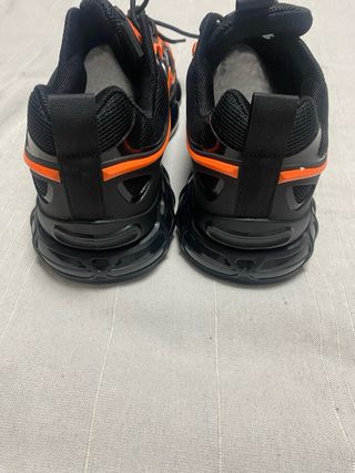 Deportivas Negras y Naranjas