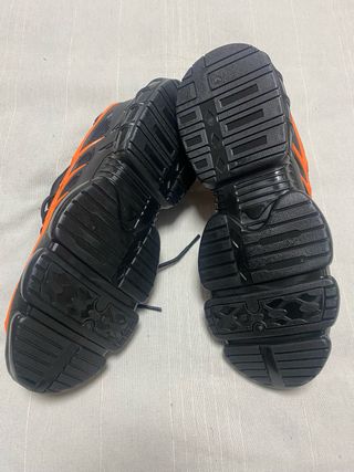 Deportivas Negras y Naranjas