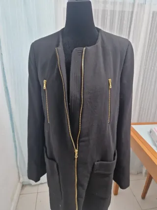 Abrigo negro con cremallera dorada