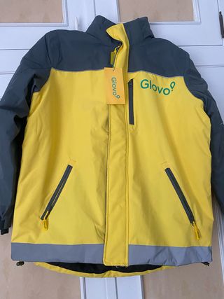 Chaqueta Glovo impermeable gris y amarilla