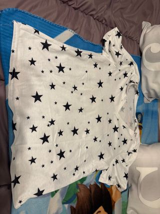 Camiseta blanca con estrellas negras