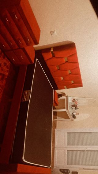 Cama con 2 mesitas y cabecero