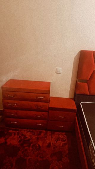 Cama con 2 mesitas y cabecero