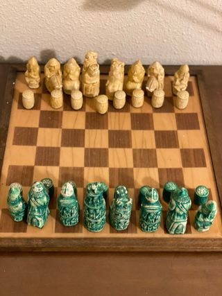 Ajedrez piezas verdes y blancas