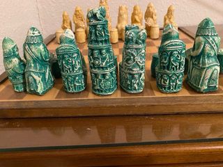Ajedrez piezas verdes y blancas