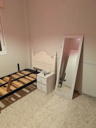 Cama individual metálica y de madera