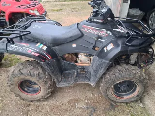 Quad todoterreno negro con cabrestante